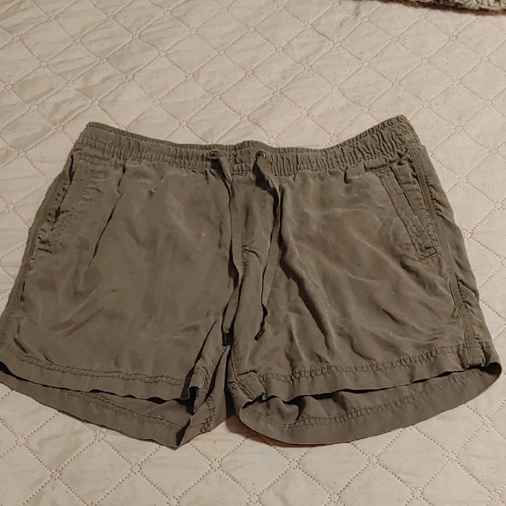 Eddie Bauer Small Cargo Shorts in a Dark Sand Brown Shade - Picture 4 of 6